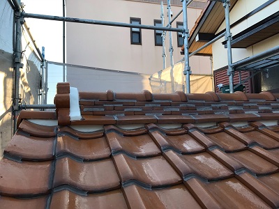 屋根の漆喰塗り直し工事完工の様子