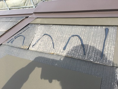 劣化した屋根のカバー工事のボンドの様子