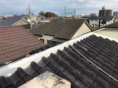 屋根棟の修繕工事の樹脂垂木を設置の様子
