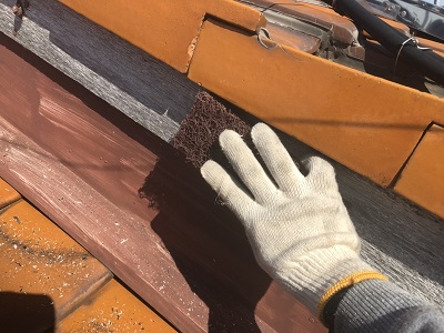 劣化した破風板の塗装工事の下準備の様子