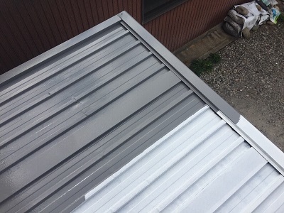 金属材の倉庫屋根の塗装工事のサビ止めの様子