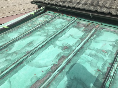 金属屋根の塗装工事の下処理の様子
