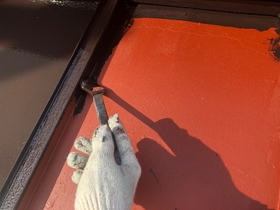 金属屋根の塗装工事の中塗りの様子