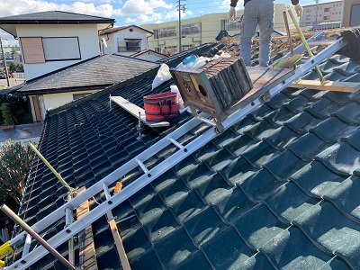 台風被害によって屋根修繕の棟の組み替え工事の様子
