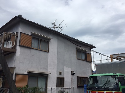 稲沢市にて台風被害の現地調査の様子　雪害による雨樋の歪みや漆喰の破損の被害