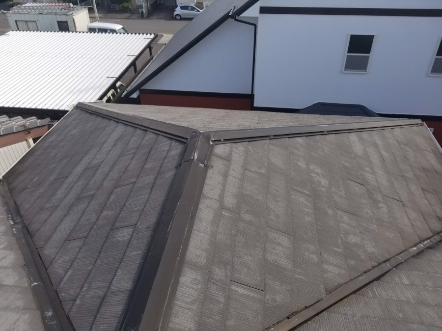 名古屋市でお伺いした屋根の点検の様子　ひび割れや板金の歪みの見られるカラーベスト屋根