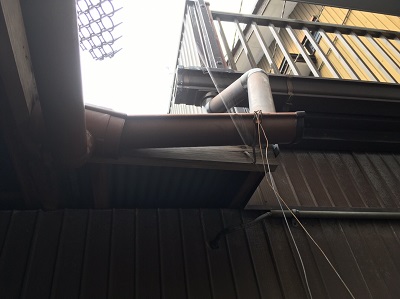 春日井市で、作業場の簡易屋根の修繕工事　棟板金の交換工事と、歪み、外れてしまっている雨樋の交換工事