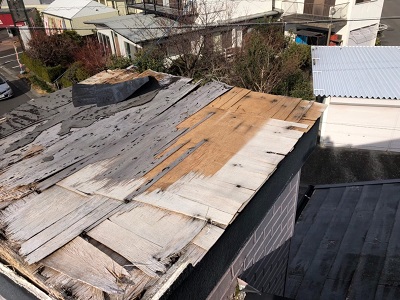 春日井市での屋根の現地調査の様子　雨漏れがある煙突付き屋根の腐食