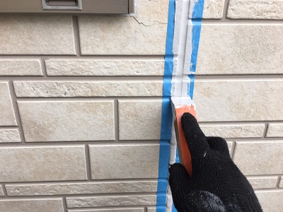 外壁塗装工事のシーリング作業の様子