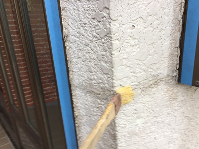 外壁のひび割れの補修の様子