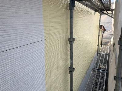 外壁塗装工事の下塗りの様子
