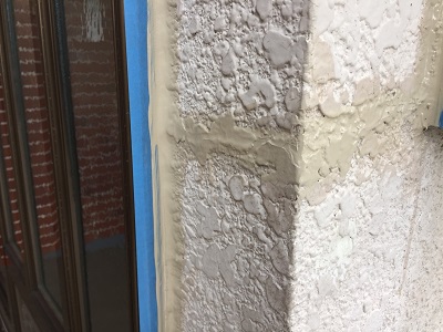 外壁のひび割れの補修の様子