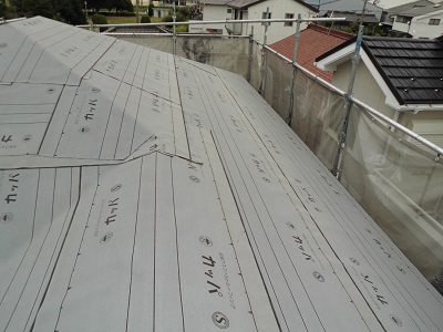 屋根カバー工事の防水シートの様子