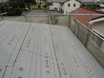 屋根カバー工事の防水シートの様子