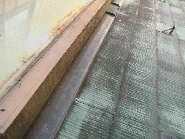 板金が錆びたスレート屋根
