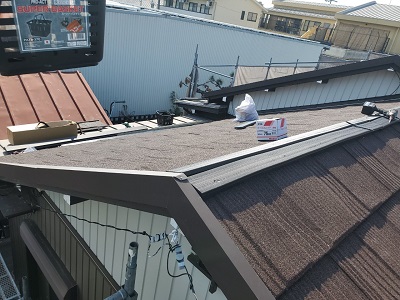 防水シートの上に屋根材を設置した状態